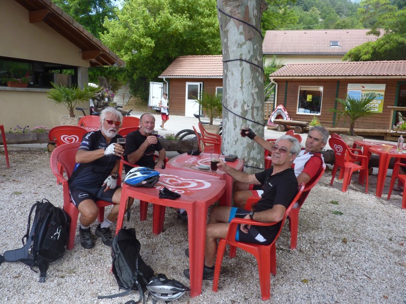 L'heure de l'apéro : Un p'tit picon au camping de Savel.