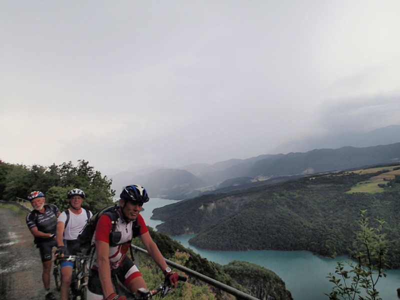 Avant de plonger sur La Motte : L'orage nous a rattrapés...on est trempés et ça va pas d'arranger :o(