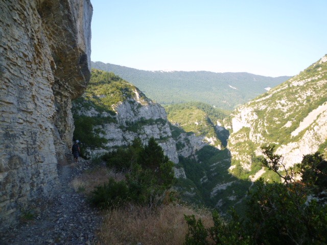 Chapelle St Pons : la trace continue sur la vire