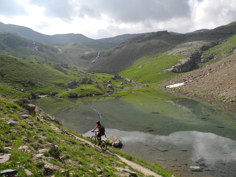 col du Crachet : arrivé au lac, le ciel se charge...