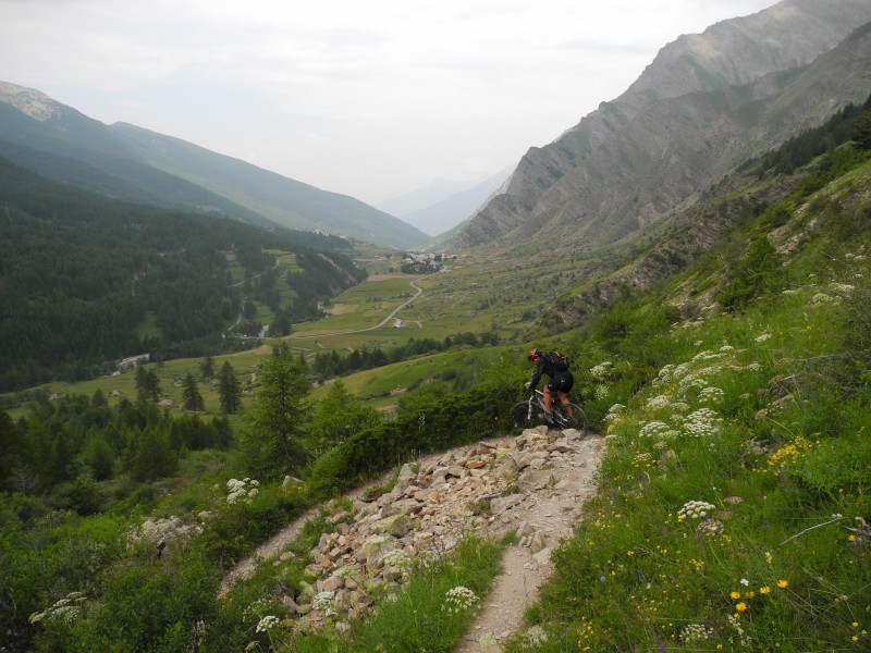 col du Crachet : la Chalp en arrière plan, mais quel bon plan cette descente!!!