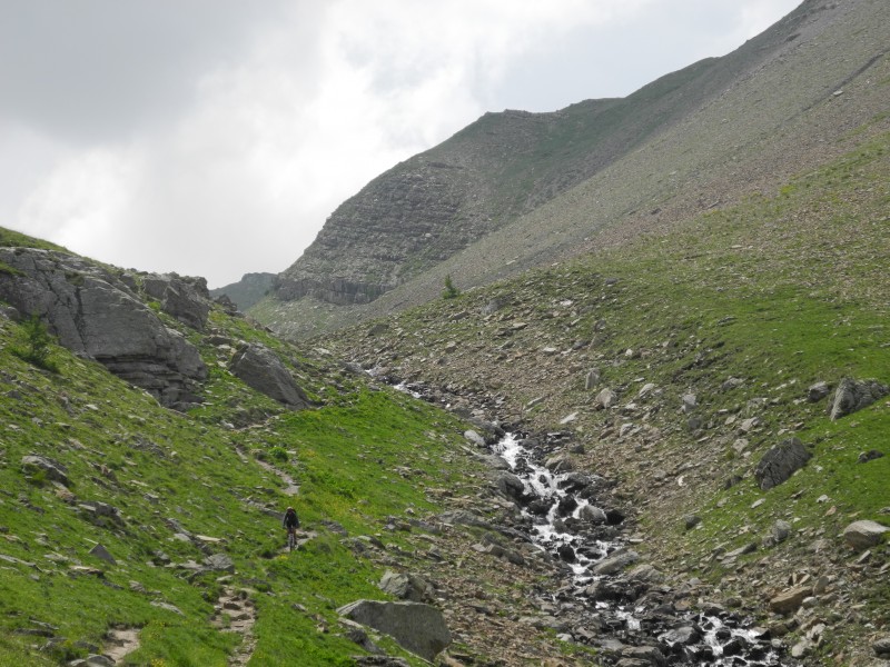 col du Crachet : sous le lac, après le passage dur.