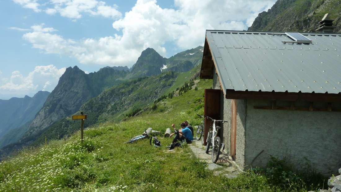 #16 Cabane des Chalanches : on prend des forces pour la descente Cabane des Chalanches : on prend des forces pour la descente