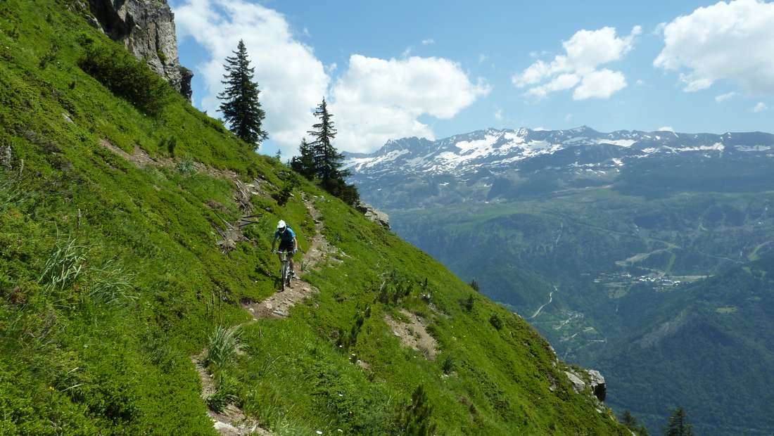 Traversée : contraste avec les hauts sommets des Grandes Rousses encore enneigés