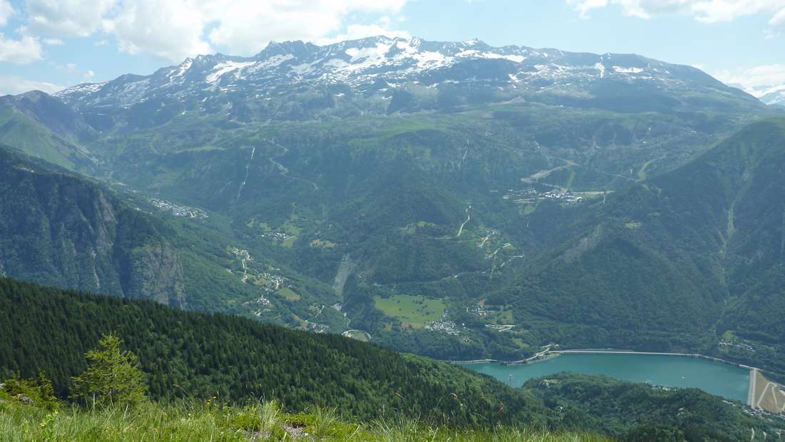 Grandes Rousses : encore de la neige en altitude et le lac du Verney en contre bas