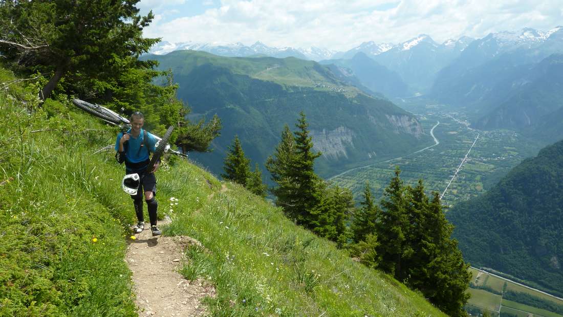 Montée aux Chalanches : bien rustique ce portage. Mais Shama a fait le Philô Tour récemment. Il est aguerri !!!!!!!!