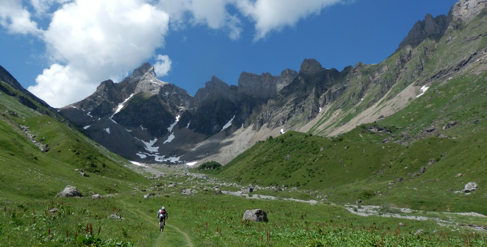 #3 Vallon de Doran : Col des Fours au fond à gauche et Pointe Percée majestueuse Vallon de Doran : Col des Fours au fond à gauche et Pointe Percée majestueuse