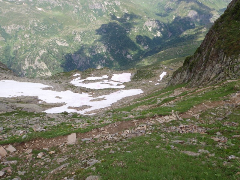 Descente sur d'Arlevé. : Moi je préfère porter le VTT.