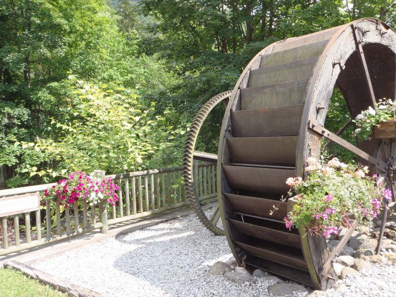 #20 Servoz. : Roue à aube de la scierie 1904. Servoz. : Roue à aube de la scierie 1904.