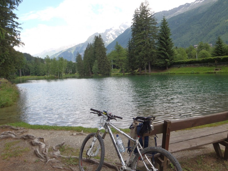 Chamonix. : Lac des Gaillands, super tour de VTT, qui m'a rajeuni de 32 ans : je me serais cru au service militaire à porter un sac à dos lourd.