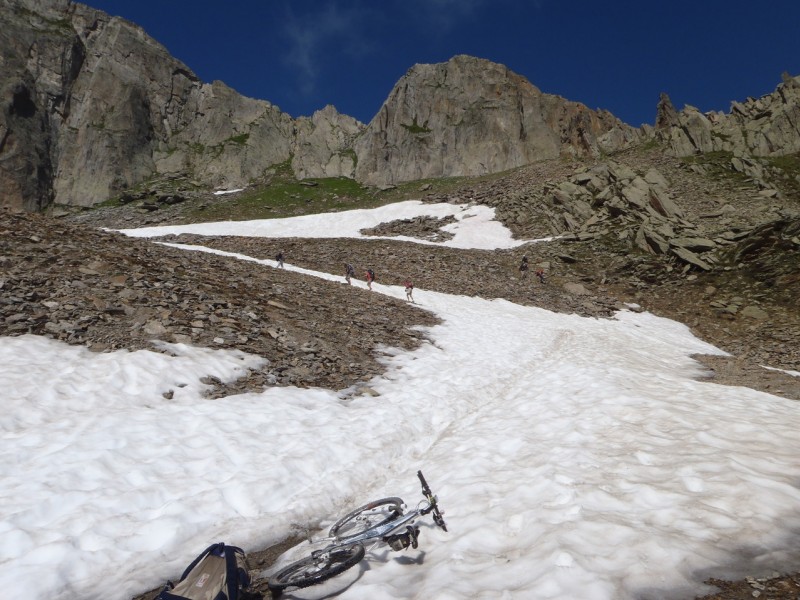 Montée du Brévent. : Encore de la neige qui impose des portages supplémentaires.