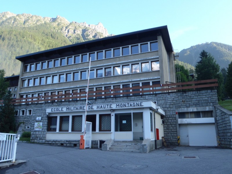 EMHM. : La pointe de droite, derrière EMHM c'est le Brévent.