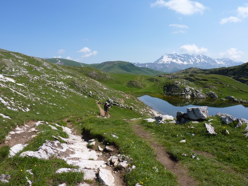 lac plateau emparis : petit portage au lac (Lérié ou noir). La descente qui suis est un peu trialisante par endroits. Mais que c'est beau !