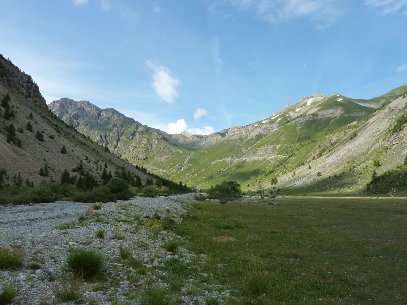 Chambran : au pied du col de l'Eychauda. Acceuil très sympa de la gardienne du refuge qui nous a proposé de dormir dans la chapelle ou sous l'auvent. Le lendemain on montera à la Cucumelle