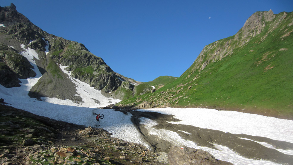 Névé : Sous le col du bonhomme, névé et coulée de boue !