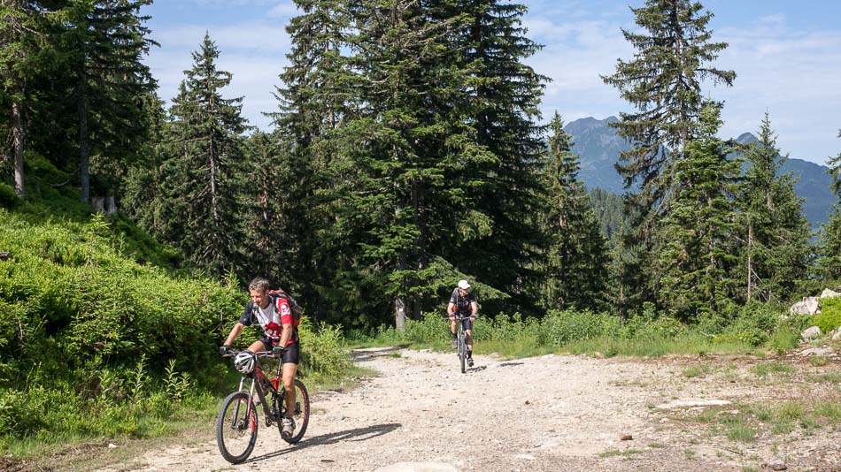 Piste au dessus du Bersend : Légette et Roche Plane au fond