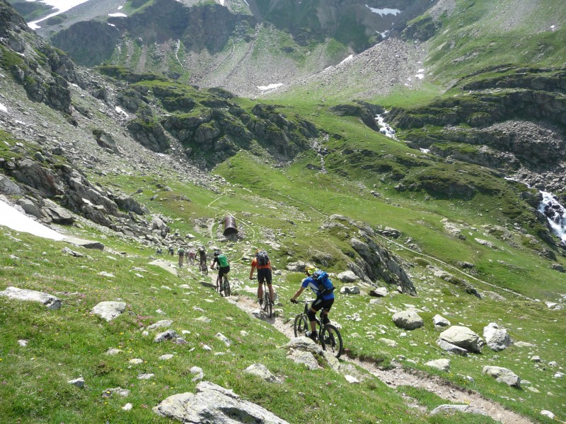 Descente en groupe : vers le refuge des Marches