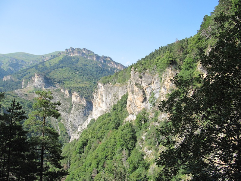 #21 Marguareis : Le sentier très rapide, passe juste au-dessus de ces rochers de Servia Marguareis : Le sentier très rapide, passe juste au-dessus de ces rochers de Servia