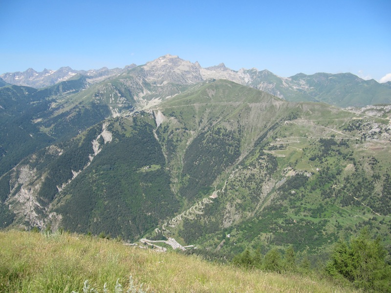 #3 Marguareis : Les 48 lacets vus d Marguareis : Les 48 lacets vus d'en face (on voit également la longue file d'attente pour passer le tunnel du col de Tende)
