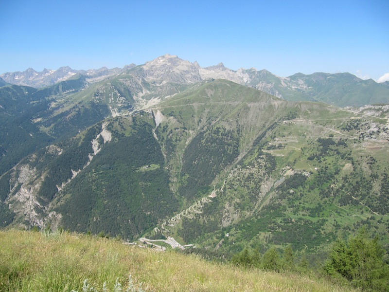 Marguareis : Les 48 lacets vus d'en face (on voit également la longue file d'attente pour passer le tunnel du col de Tende)