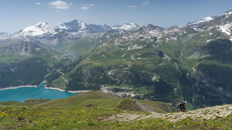 Tignes et son lac : ca grimpe, plus que 700m de portage!