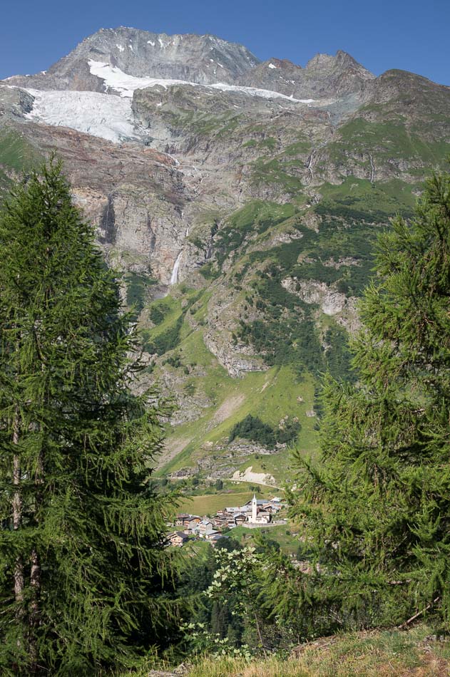 La Gurraz : blottie sous le Mont Pourri et la Sache