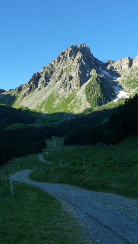 Aiguilles de la Pennaz : L'arrivée dans cette vallée est magnifique avec le levé du soleil