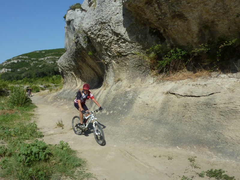 Sentier des Gorges du Gardon : Alain s'amuse