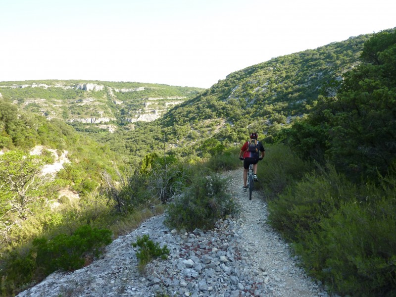 Sentier de la Signore : Alain file vers le Gardon