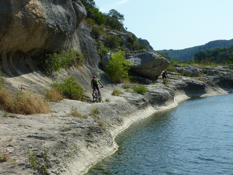 Sentier sur dalles : et au dessus des flots !!!