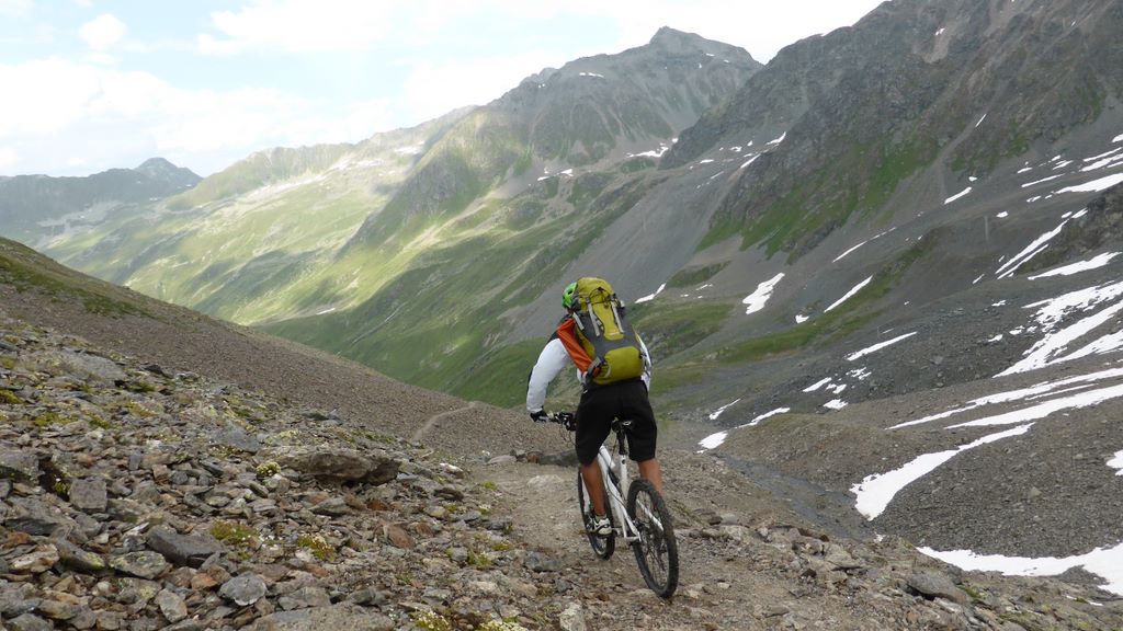 Tour des Grisons J1 : Piquets de tente accroché sur le coté du sac...