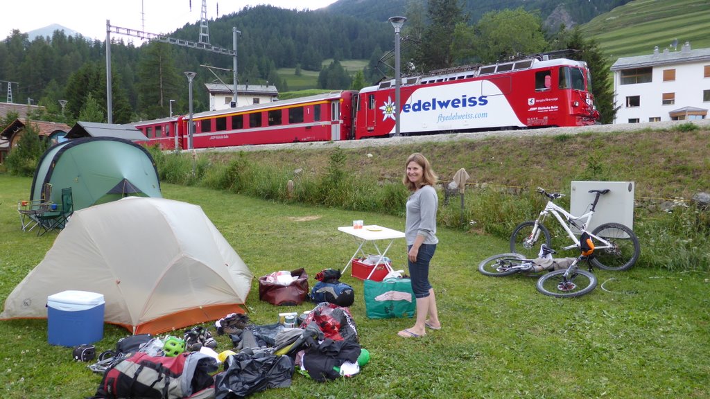 Tour des Grisons J1 : Préparation des sacs la veille, la glacière et la table ne font pas partie du chargement ;)