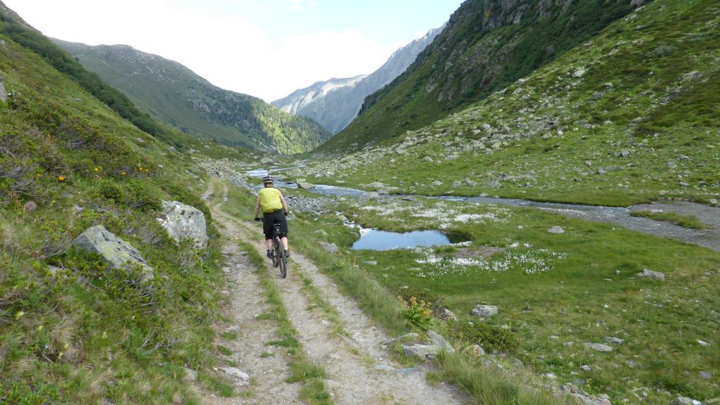 #12 Tour des Grisons J2 : On bénit cette piste, même envahie encore par les bouses de vaches... Tour des Grisons J2 : On bénit cette piste, même envahie encore par les bouses de vaches...