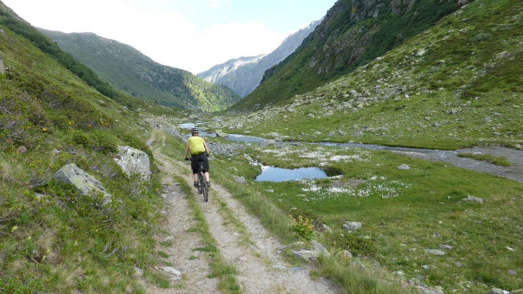 Tour des Grisons J2 : On bénit cette piste, même envahie encore par les bouses de vaches...