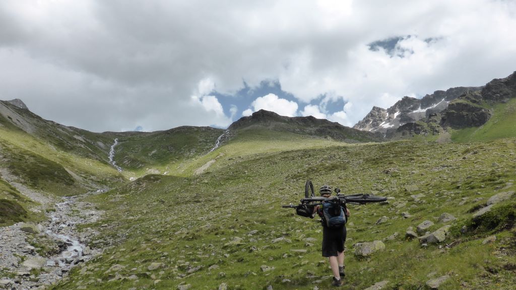 Tour des Grisons J2 : Portage... à ce moment là on ne se doutait pas trop qu'on allait trouver le même terrain de l'autre coté...