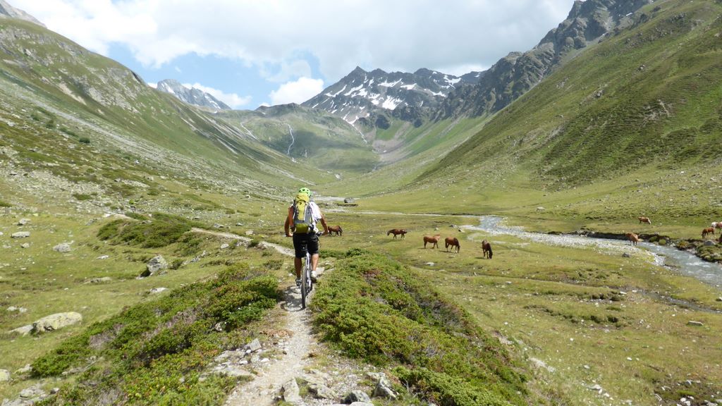 Tour des Grisons J2 : poussage à gogo ensuite, puis portage vers le torrent à droite !