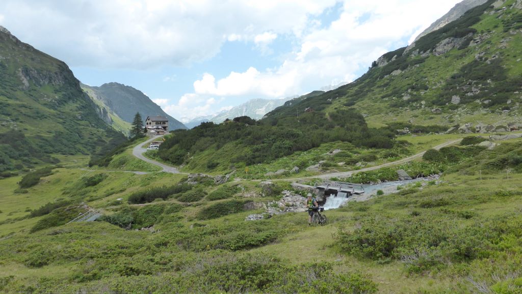 Tour des Grisons J2 : Après la rude piste de montée au refuge, ça roule rapidement plus trop...