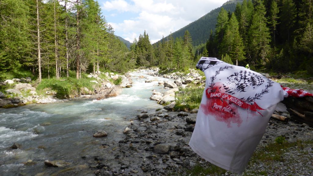 Tour des Grisons J3 : Pause baignade & toilette, pub BoR inside