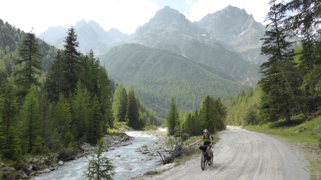 #10 Tour des Grisons J3 : Superbe remontée sauvage sur une belle piste vers S-Charl Tour des Grisons J3 : Superbe remontée sauvage sur une belle piste vers S-Charl