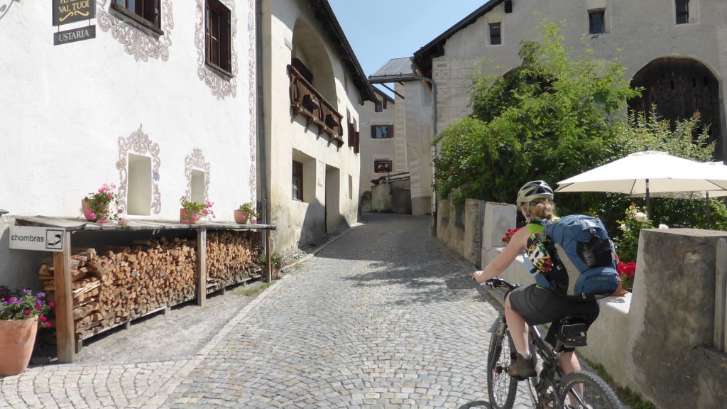 Tour des Grisons J3 : Superbes villages comme ici Ftan