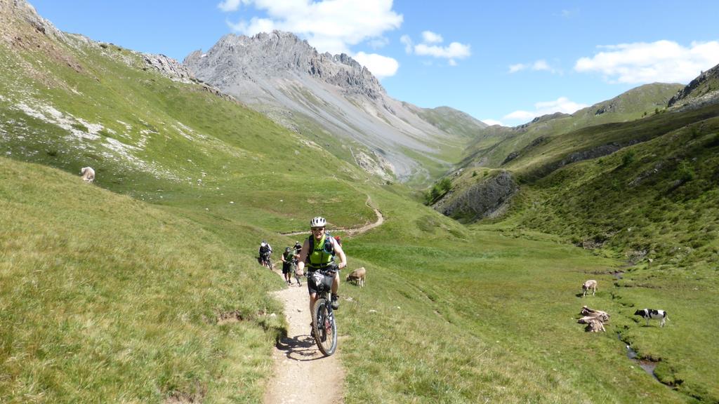 Tour des Grisons J5 : sentier roulant en bonne partie vers le col