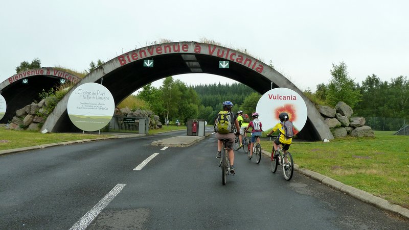 #13 Cela va péter ce jour : On a quand même passé 7h à Vulcania. On est content mais aussi content de repartir sur les vélos en fin de journée! Cela va péter ce jour : On a quand même passé 7h à Vulcania. On est content mais aussi content de repartir sur les vélos en fin de journée!