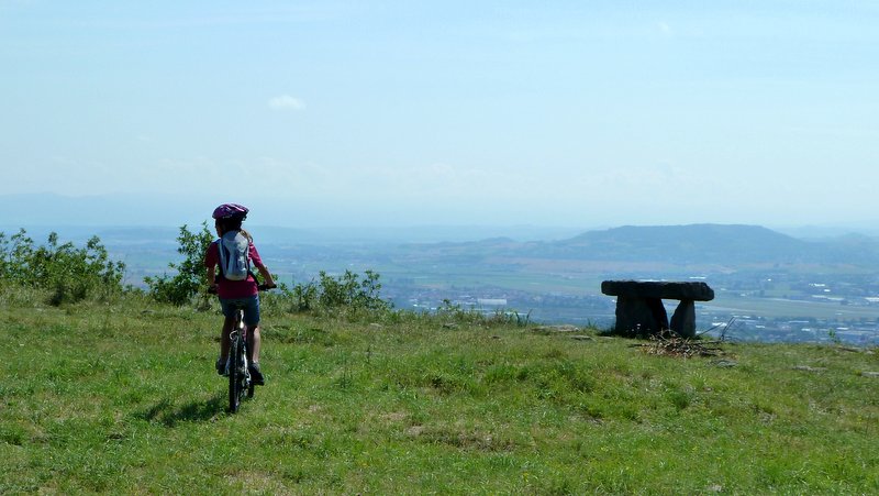 #2 Pierre historique : Petit sommet au dessus de Clermont avec son speudo dolmen / table d Pierre historique : Petit sommet au dessus de Clermont avec son speudo dolmen / table d'orientation