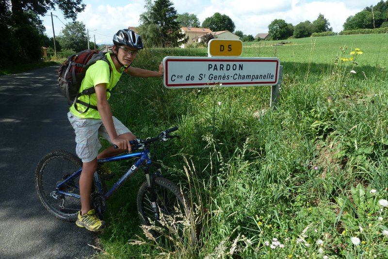 #18 Pardon : On va bien rigoler avec le nom de ce village pendant 1 bon km... Après on passe par Excusezmoi, Désolé, Cestpasgrave, ... Pardon : On va bien rigoler avec le nom de ce village pendant 1 bon km... Après on passe par Excusezmoi, Désolé, Cestpasgrave, ...