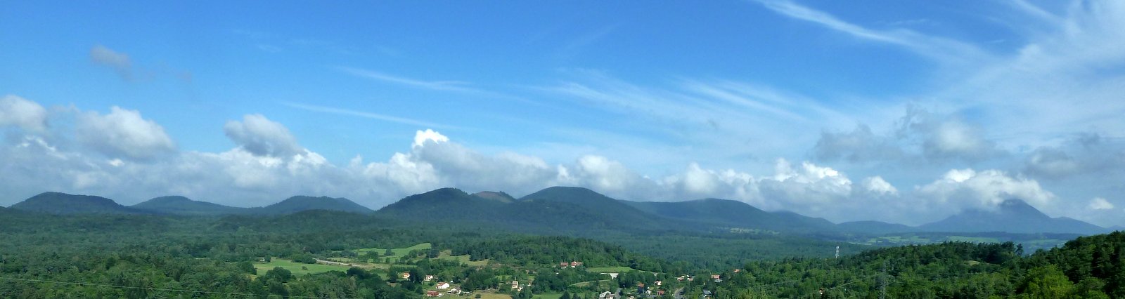 #17 La chaine des Puys : Le Puy de Dôme se montre tout juste après 2 jours de grisaille La chaine des Puys : Le Puy de Dôme se montre tout juste après 2 jours de grisaille