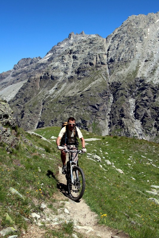 Montée efficasse à la Coche : pas mal de portage mais c'est super joli.
On croise un VTTiste qui rentre chez lui (ValCenis) en revenant de Briançon. Dans l'autre sens il est bien cool aussi ce chemin (dommage que je n'arrive pas à luis trouver une b