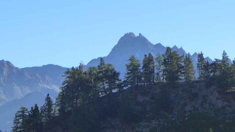 Le Rochebrune : émerge au-dessus du Teston.