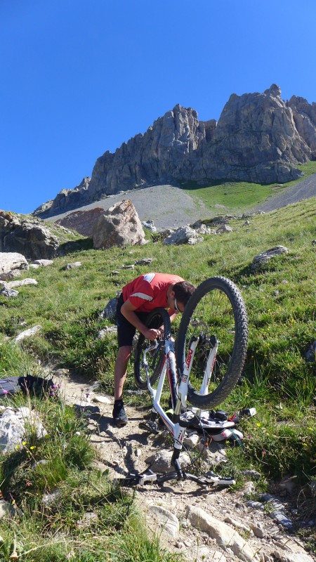 Un classique du VTT : atelier crevaison!