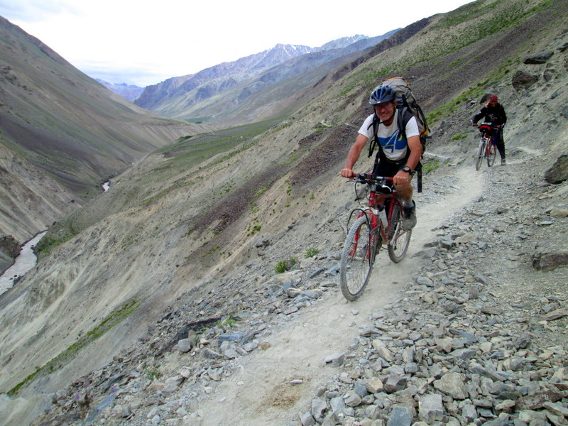 Dharsha-Padum : Dans les gorges en dessous de 4000 m, le sentier se fait plus exposé.