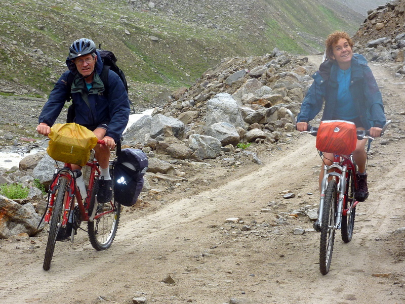 #1 Dharsha : 20 km au dessus de Dharsha permettent de rouler sur une bonne piste. Dharsha : 20 km au dessus de Dharsha permettent de rouler sur une bonne piste.